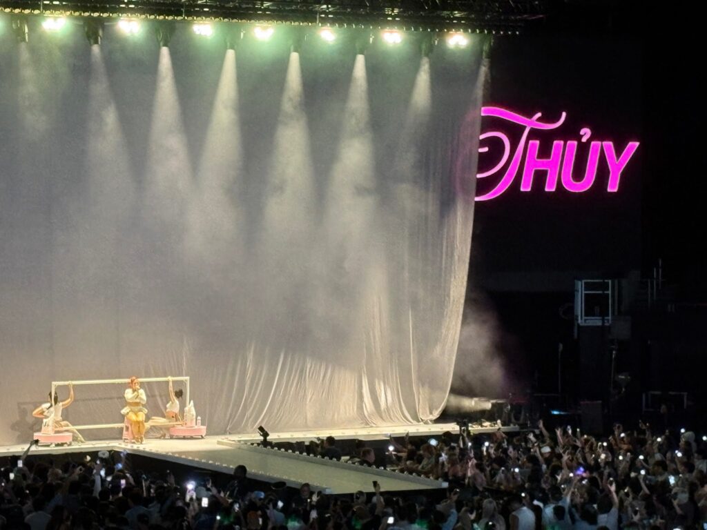 image 31 Madison Beer Shows Austin Love on The Locket Tour