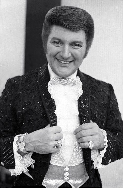 Liberace KOOP 91.7 FM - Austin's Community Radio